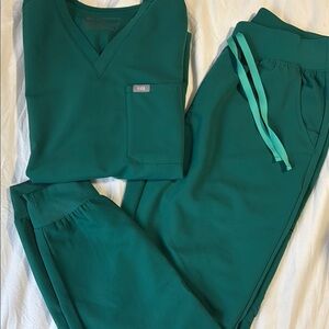 LIKE NEW Figs Set (Hunter Green)